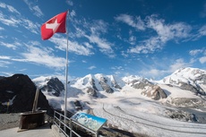 Von der Aussichtsplattform auf der Diavolezza hat man eine frei Sicht auf den Piz Palü und die Bernina Gruppe